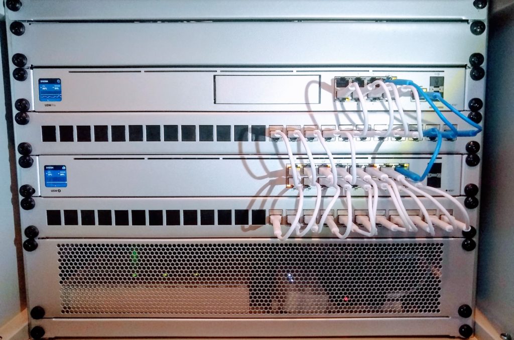 Homelab — UniFi Server-Rack mit Patchpanel und Kabelmanagement